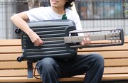 「The suitcase guitar」を演奏している永野亮