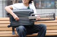 「The suitcase guitar」を演奏している永野亮