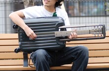 「The suitcase guitar」を演奏している永野亮