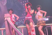 「投げキッスで撃ち落せ！」を披露する片山陽加、指原莉乃、大家志津香（写真左から）。 (C)AKS