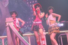 「投げキッスで撃ち落せ！」を披露する片山陽加、指原莉乃、大家志津香（写真左から）。 (C)AKS