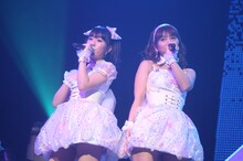 「わがままな流れ星」を披露する多田愛佳、高城亜樹（写真左から）。 (C)AKS