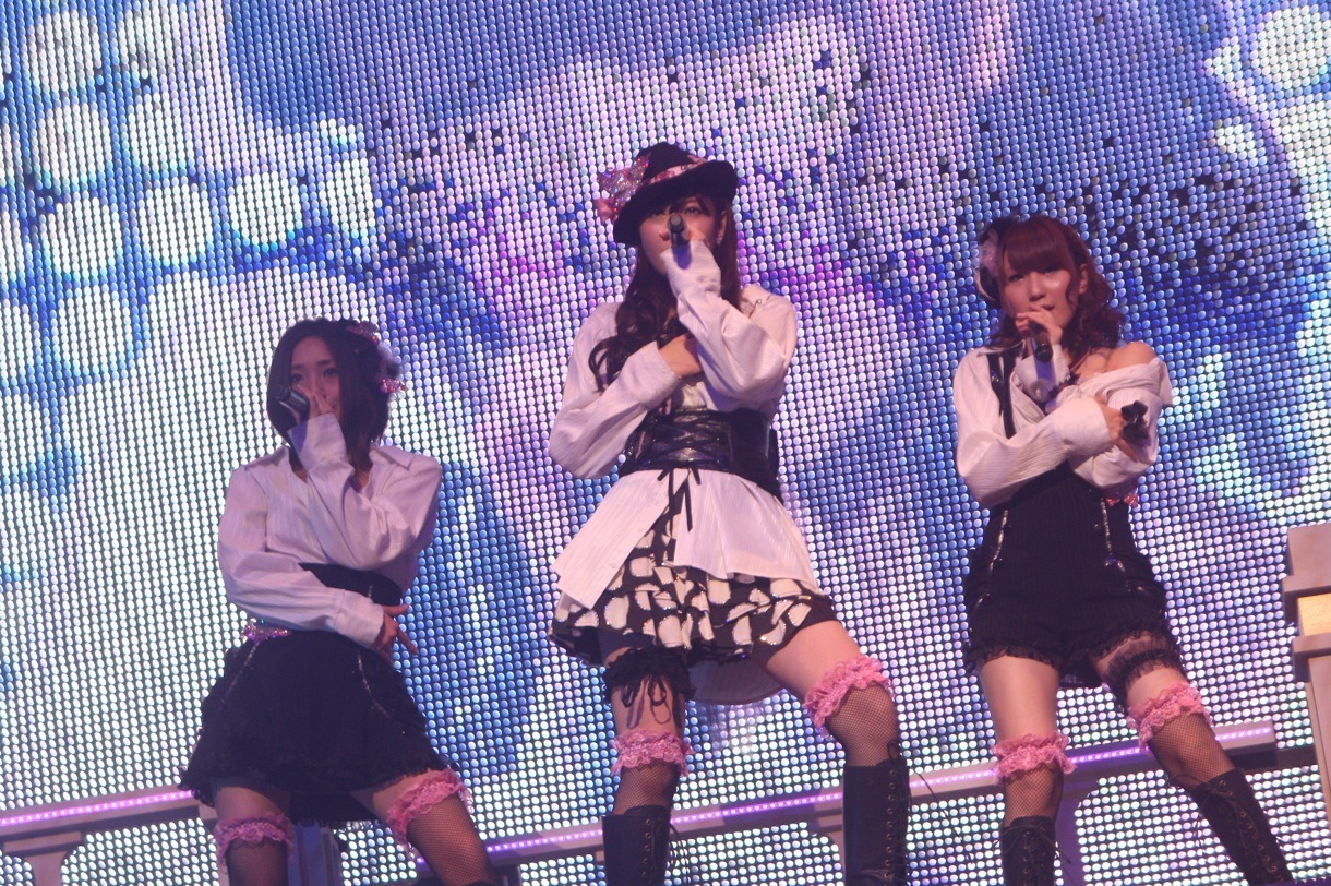「抱きしめられたら」を披露する松原夏海、小嶋陽菜、中田ちさと（写真左から）。 (C)AKS