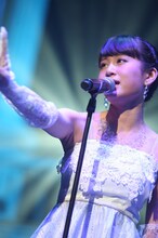 「てもでもの涙」を歌う前田敦子。 (C)AKS