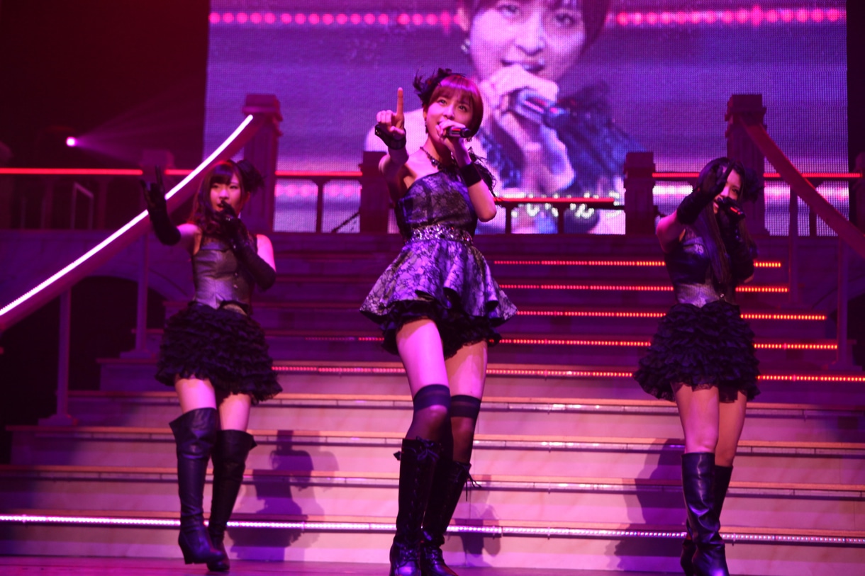 「Faint」を披露する岩佐美咲、篠田麻里子、倉持明日香（写真左から）。 (C)AKS