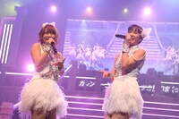 高橋みなみ、前田敦子（写真左から） (C)AKS