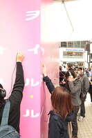 今週の人気の画像6位は「渋谷109前『Perfumeハルノハコ』で貴重コメント公開中」より、「Perfumeハルノハコ」にイヤホンを挿す人々。