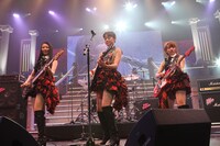 「GIVE ME FIVE!」を演奏する倉持明日香、前田敦子、高橋みなみ（写真左から）。 (C)AKS