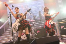 「GIVE ME FIVE!」を演奏する前田敦子、高橋みなみ（写真左から）。 (C)AKS