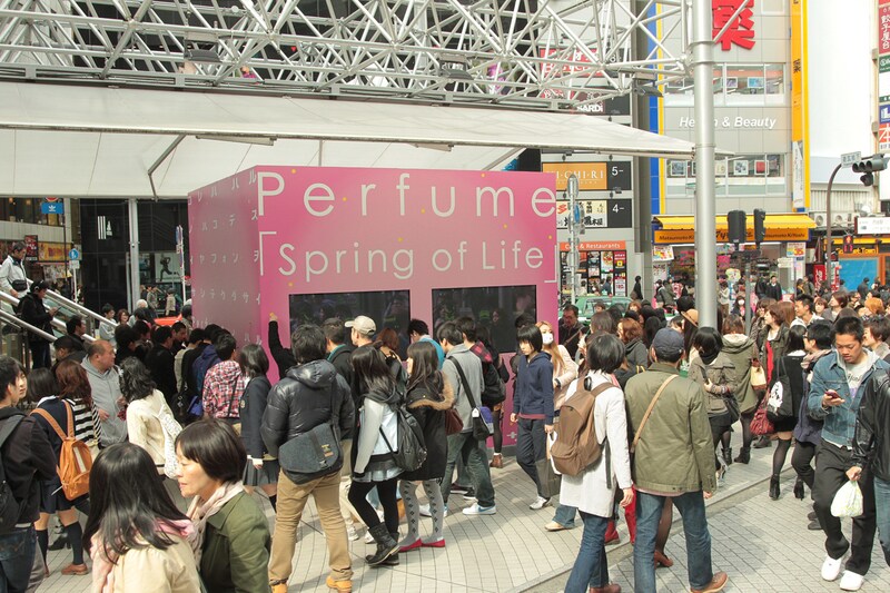 買い物客やファンに取り囲まれる「ハルノハコ」。