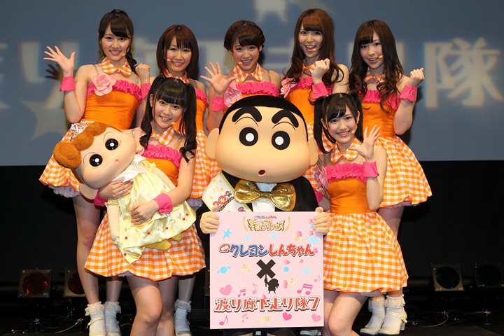 映画舞台挨拶でしんちゃん＆ひまわりを囲む渡り廊下走り隊7。