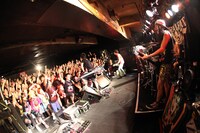 集まった300人のファンは至近距離での4人のステージを堪能した（撮影：マサノリ[LIVEPHOTOBANK]）。