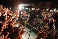 写真は4月6日のライブの模様（撮影：マサノリ[LIVEPHOTOBANK]）。