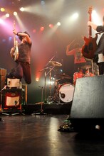 Base Ball Bearのライブは派手なジャンプでフィニッシュ。