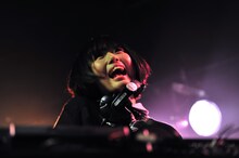 笑顔でプレイする“DJねむきゅん”夢眠ねむ。