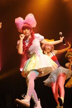 カラフルな衣装とポップな楽曲でイベント冒頭から会場をヒートアップさせたきゃりーぱみゅぱみゅ。