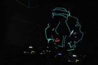 暗闇に浮かぶRAM RIDERのシルエット。