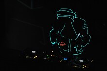 暗闇に浮かぶRAM RIDERのシルエット。