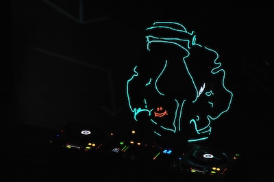 暗闇に浮かぶRAM RIDERのシルエット。