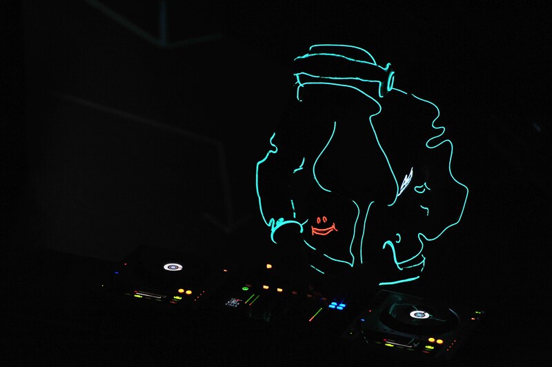 暗闇に浮かぶRAM RIDERのシルエット。