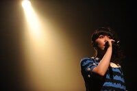 南波志帆、JKとしてのラストステージ。時折大人びた表情を覗かせた。