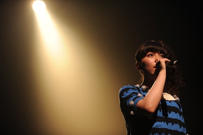 南波志帆、JKとしてのラストステージ。時折大人びた表情を覗かせた。