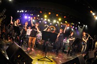 写真は真心ブラザーズとゴスペラーズによるアンコールセッションの模様。