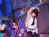 スタジオライブのリハーサル中におどけるAI。