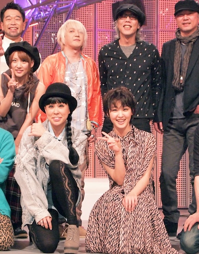 収録後に記念撮影するAI（写真下段左）と剛力彩芽（下段右）。