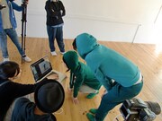 撮影したばかりの写真をチェックする橋本と福岡。