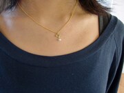 撮影で用意されたアクセサリーも「ハテナ」にこだわった徹底ぶり。