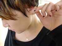 「ハテナ」をデザインしたピアスを身につけて撮影に臨んだ福岡。