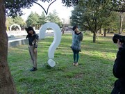 アーティスト写真撮影中のヒトコマ。