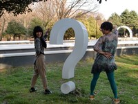 ポーズを決める橋本と福岡。