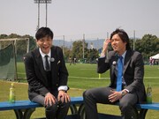 ガンバ大阪クラブハウスの第2天然芝グラウンドで対談を行う森山直太朗（写真左）と遠藤保仁選手（右）。