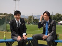 ガンバ大阪クラブハウスの第2天然芝グラウンドで対談を行う森山直太朗（写真左）と遠藤保仁選手（右）。