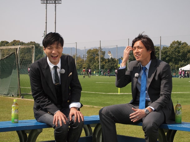ガンバ大阪クラブハウスの第2天然芝グラウンドで対談を行う森山直太朗（写真左）と遠藤保仁選手（右）。