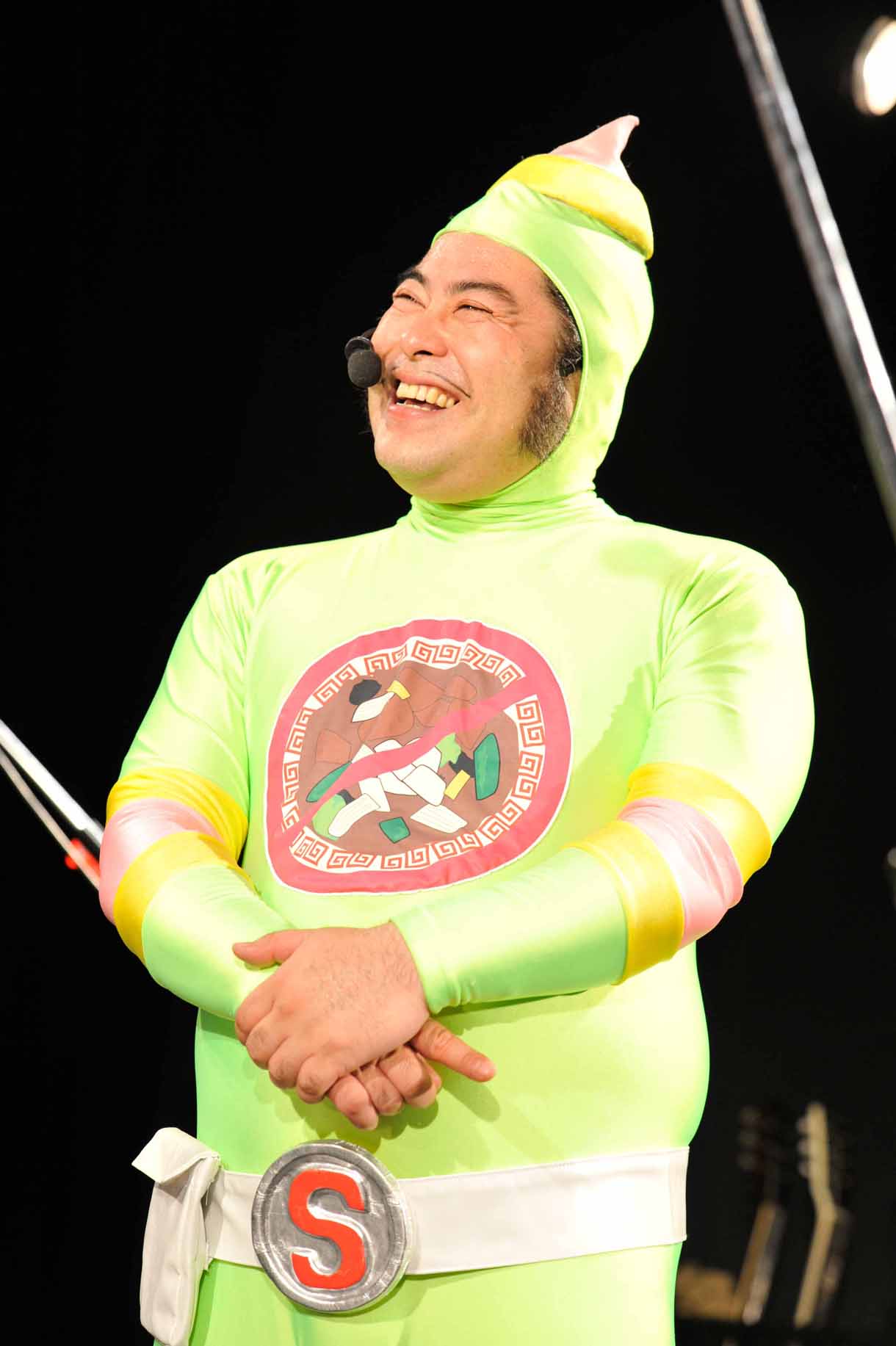 ストイックマン。胸に描かれているのは、大好きな下北沢みん亭の肉うま煮定食を我慢するというストイックさを表したイラスト。（Photo by 緒車寿一）