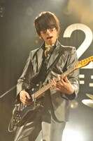 最年長の遅刻。「べろべろ」冒頭では珍しくコード進行を間違えてしまうシーンも。（Photo by 緒車寿一）