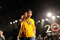 バイト君のナイスショット。破壊（写真左端）も笑顔に。（Photo by 緒車寿一）