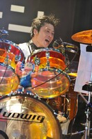 石鹸はこの日よりドラムを新調。曰く、元毛皮のマリーズの富士山富士夫から譲り受けたものとのことだ。さらにタムやバスドラムには電飾が施されている。（Photo by 緒車寿一）