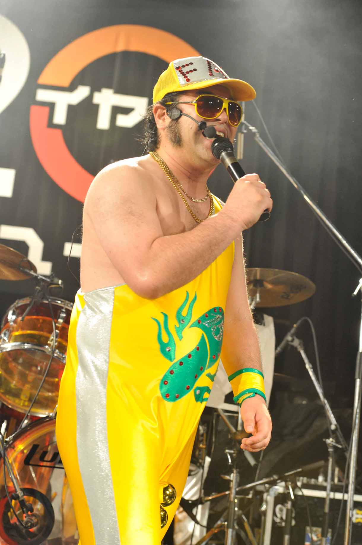 ダブルアンコールで黄色いトラックスーツに着替えた港カヲル。（Photo by 緒車寿一）