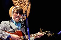 「いわきアンモナイト音頭」演奏時のちーにいちゃん。頭にかぶっているのはアンモナイト。（Photo by 緒車寿一）