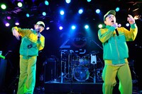 MCヘルス（写真左）とMCソープ、2人あわせてライムサワーだ。（Photo by 緒車寿一）