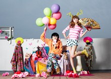 0.8秒と衝撃。の新しいアーティスト写真。写真中央が塔山忠臣、右がJ.M.。