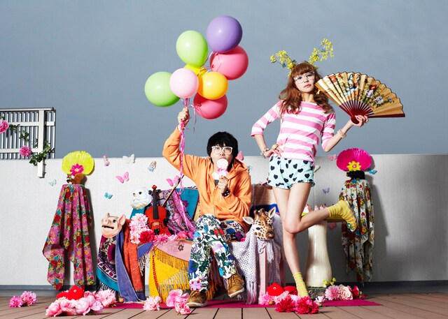 0.8秒と衝撃。の新しいアーティスト写真。写真中央が塔山忠臣、右がJ.M.。