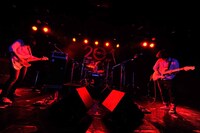 THE★米騒動は満員のフロアに轟音を響かせた。（Photo by 緒車寿一）