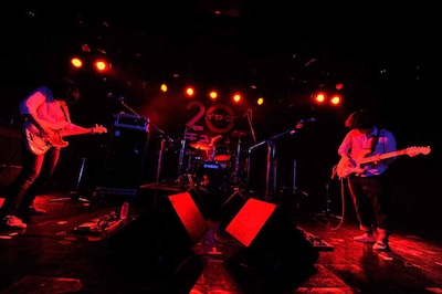 THE★米騒動は満員のフロアに轟音を響かせた。（Photo by 緒車寿一）