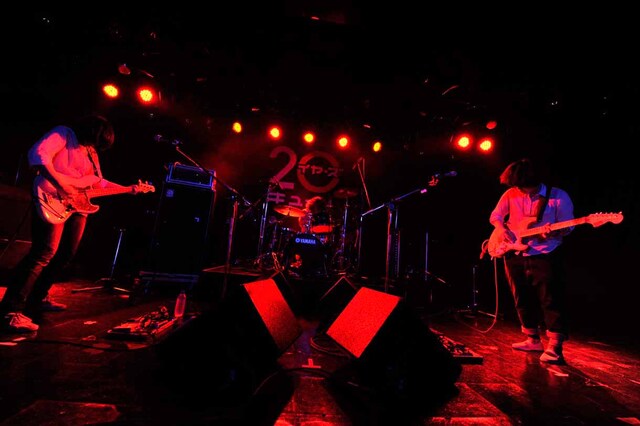 THE★米騒動は満員のフロアに轟音を響かせた。（Photo by 緒車寿一）