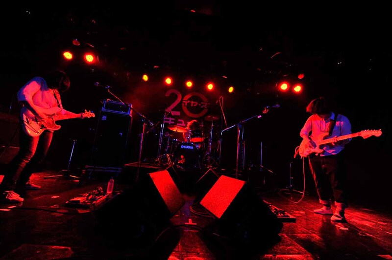 THE★米騒動は満員のフロアに轟音を響かせた。（Photo by 緒車寿一）